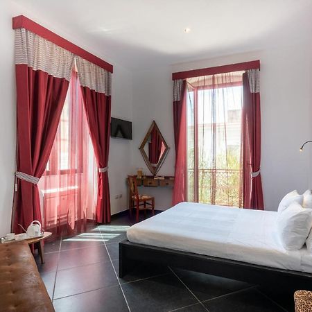 Maria Vittoria Charming Rooms And Apartments Brindisi Bagian luar foto