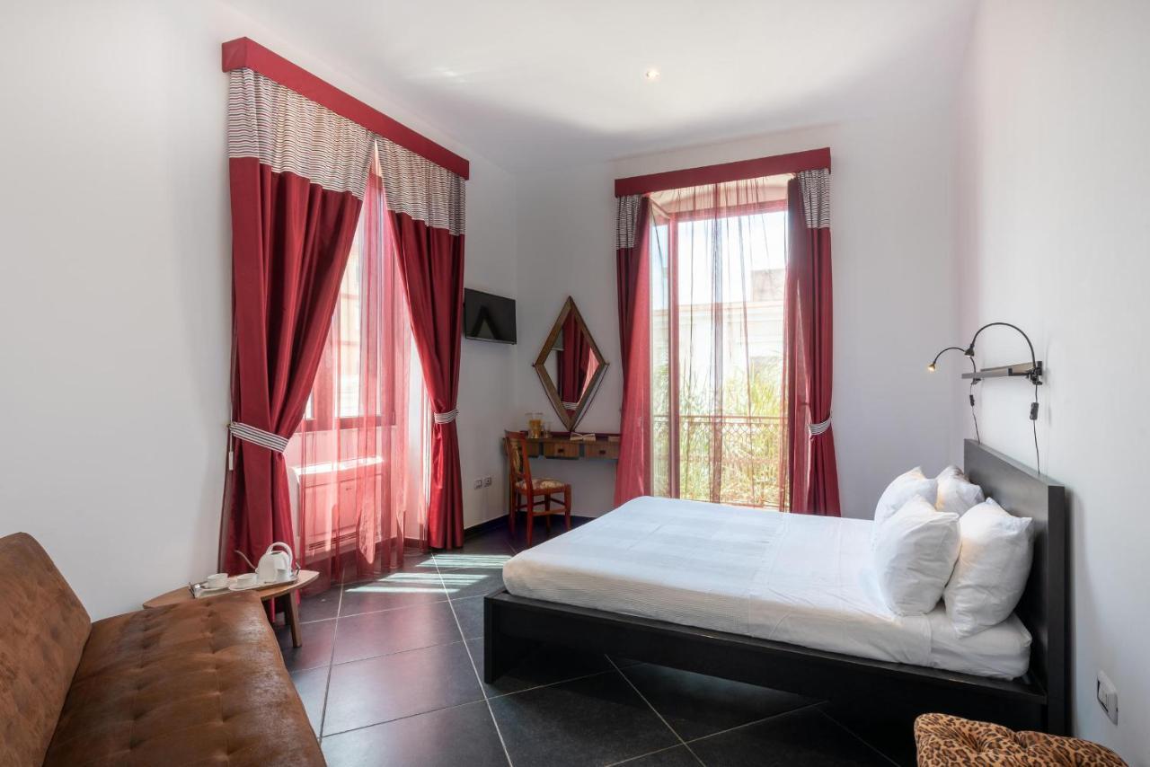 Maria Vittoria Charming Rooms And Apartments Brindisi Bagian luar foto