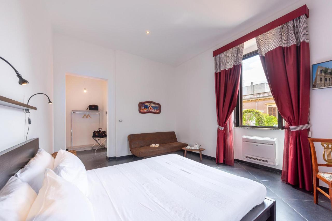 Maria Vittoria Charming Rooms And Apartments Brindisi Bagian luar foto