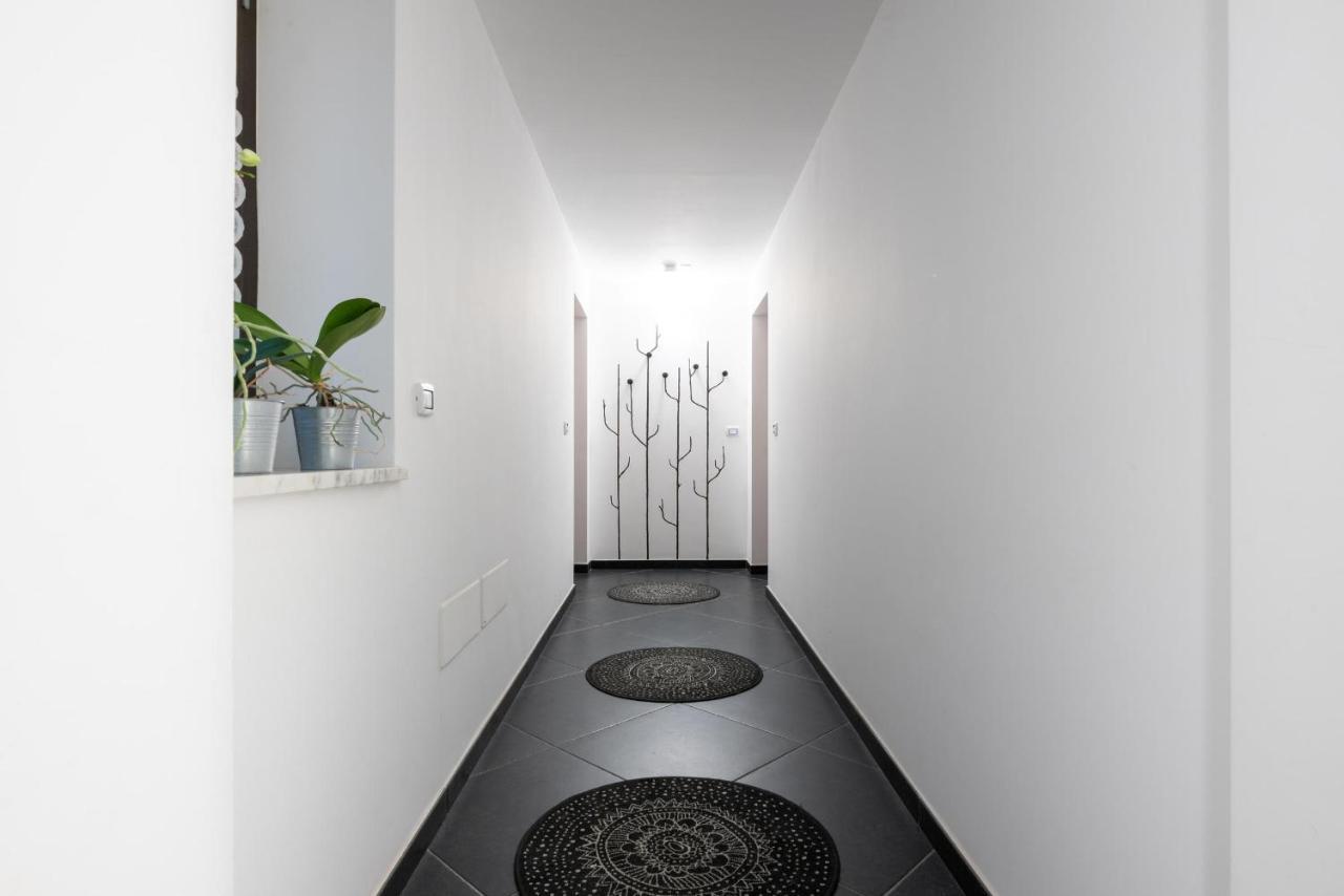 Maria Vittoria Charming Rooms And Apartments Brindisi Bagian luar foto