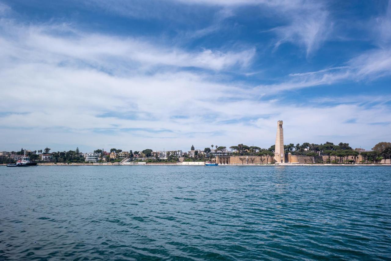 Maria Vittoria Charming Rooms And Apartments Brindisi Bagian luar foto