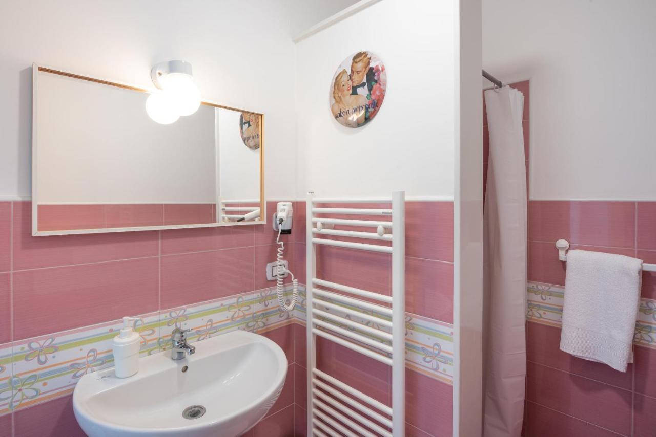 Maria Vittoria Charming Rooms And Apartments Brindisi Bagian luar foto