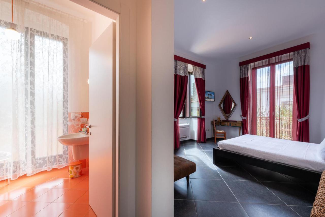Maria Vittoria Charming Rooms And Apartments Brindisi Bagian luar foto