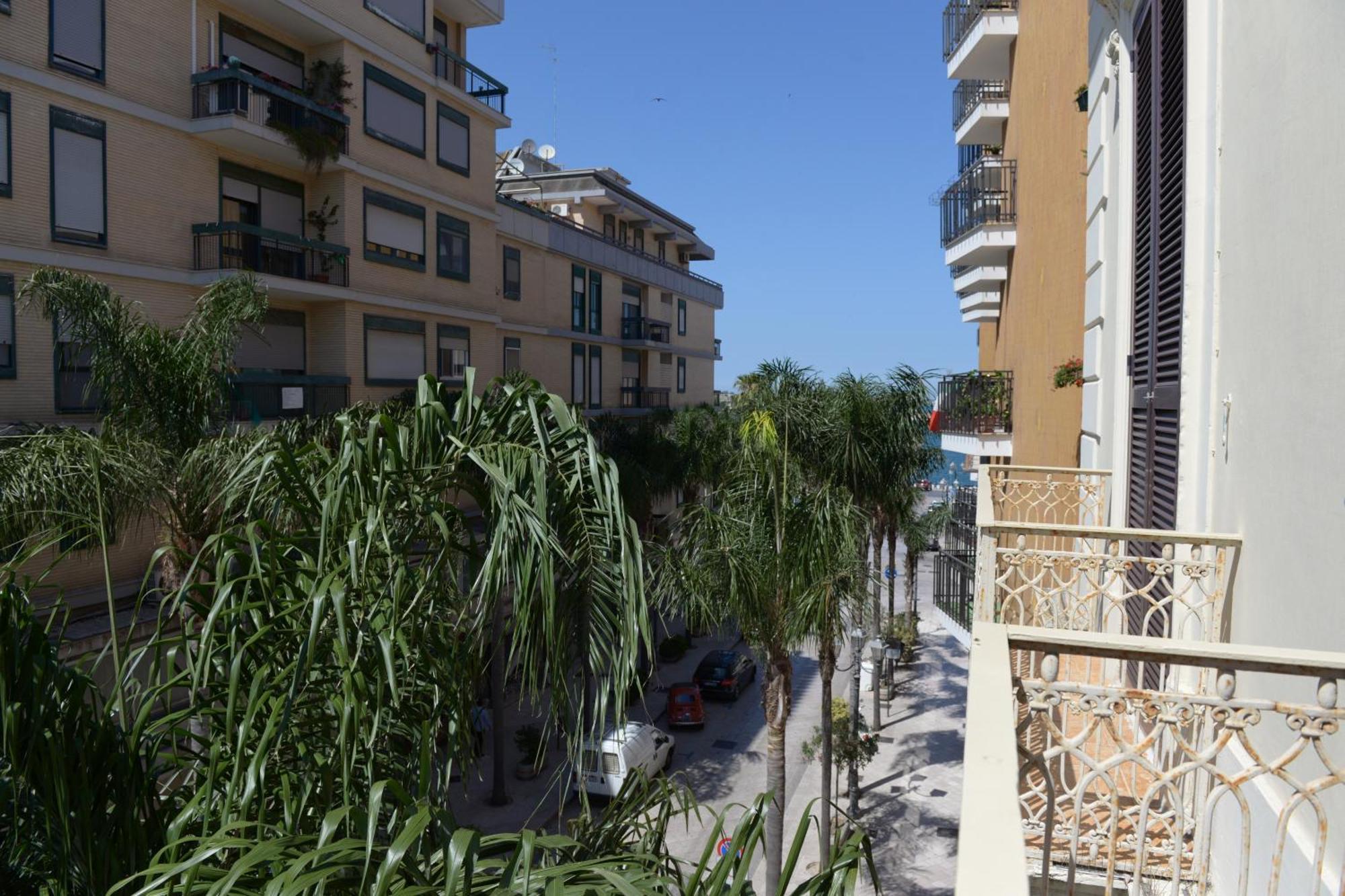 Maria Vittoria Charming Rooms And Apartments Brindisi Bagian luar foto