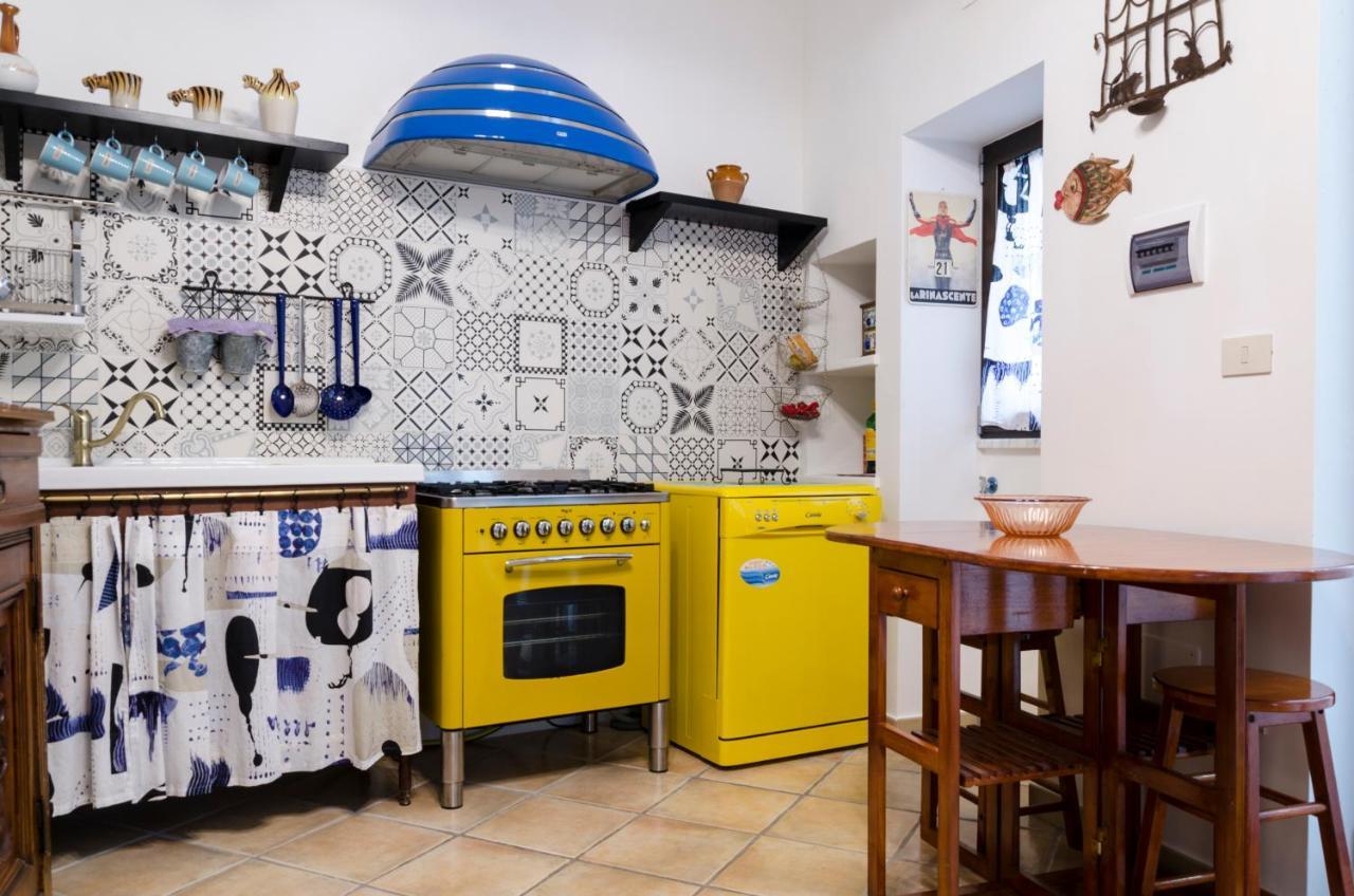 Maria Vittoria Charming Rooms And Apartments Brindisi Bagian luar foto