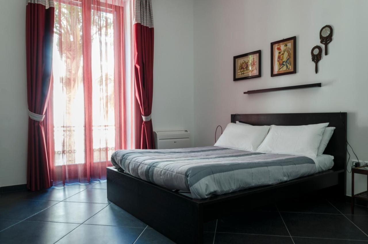 Maria Vittoria Charming Rooms And Apartments Brindisi Bagian luar foto