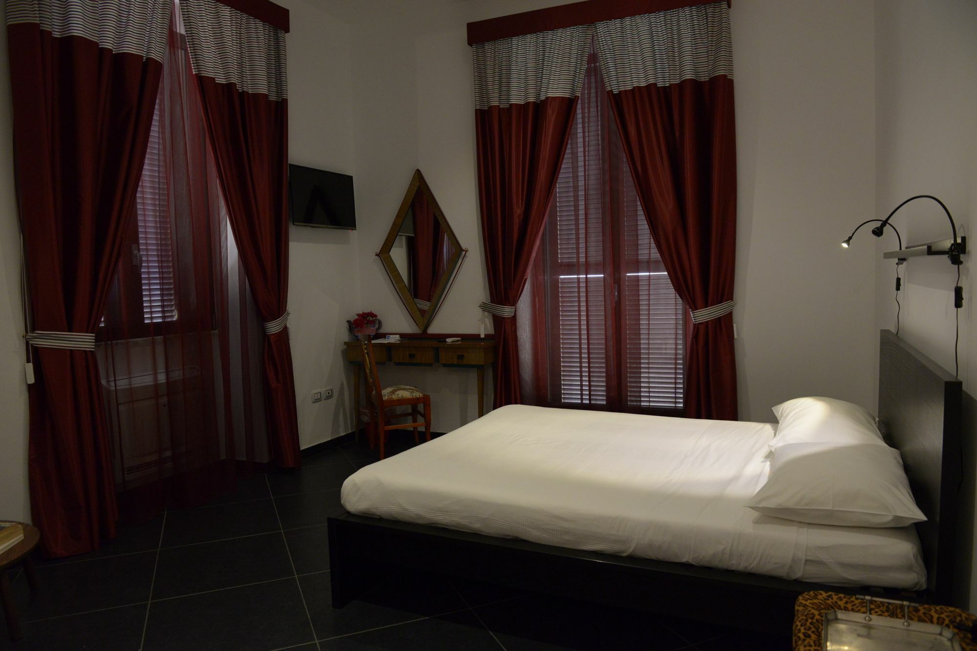 Maria Vittoria Charming Rooms And Apartments Brindisi Bagian luar foto